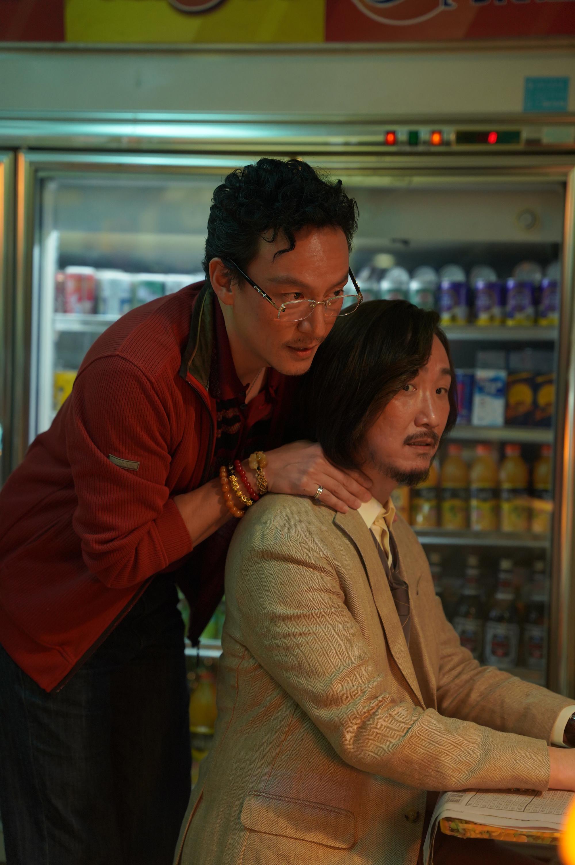 張震搭著鄭中基膊頭,看似開係暖昧。