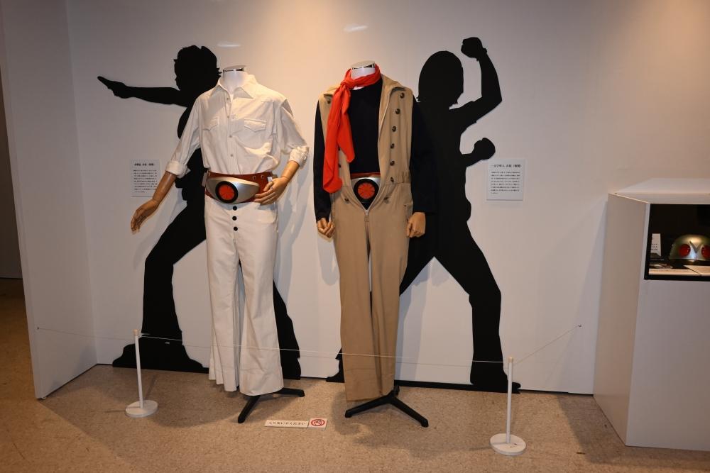 多件複製電視劇道具及演員戲服