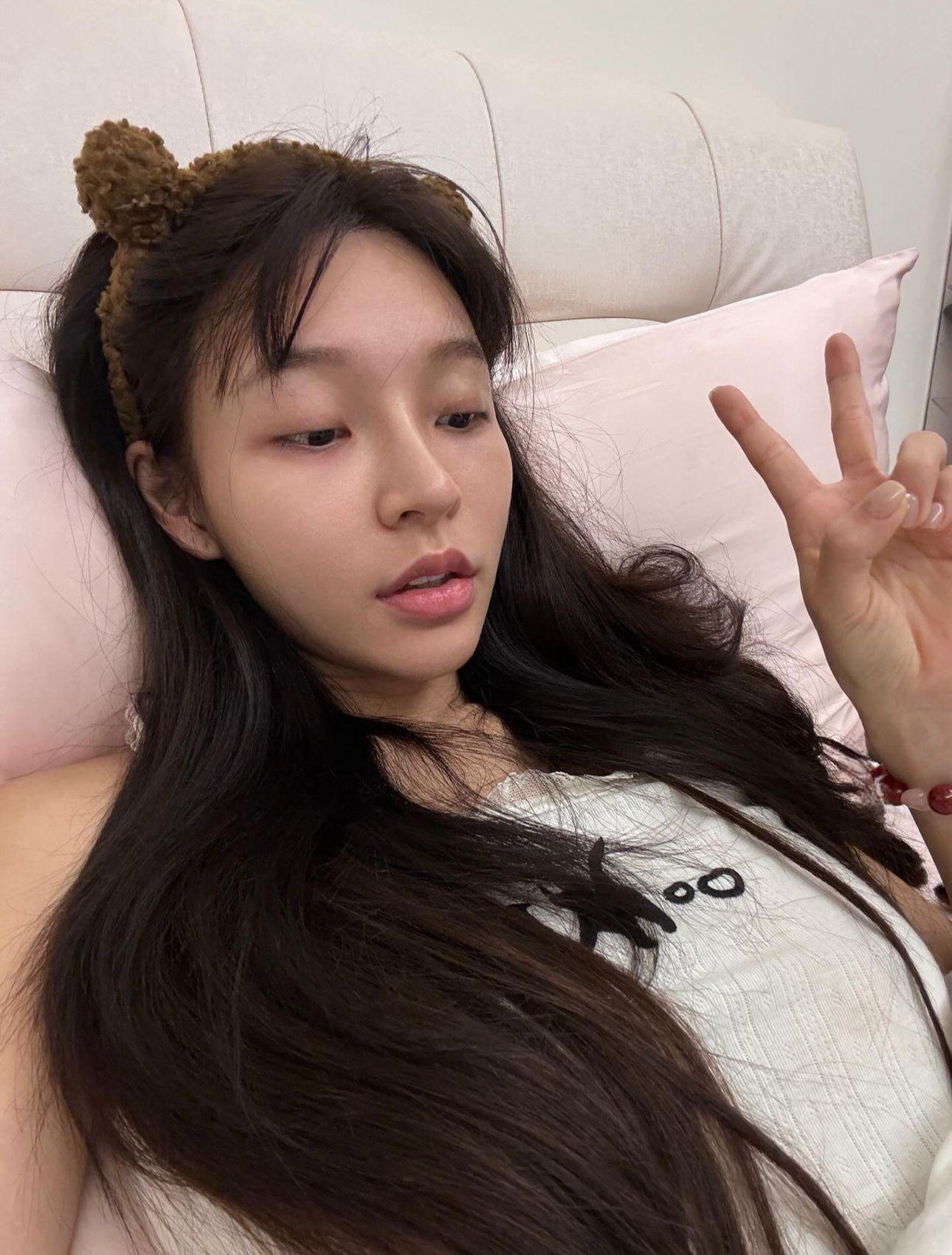 林襄透露「膀胱炎發作」,公開自己躺在床上的素顏照。