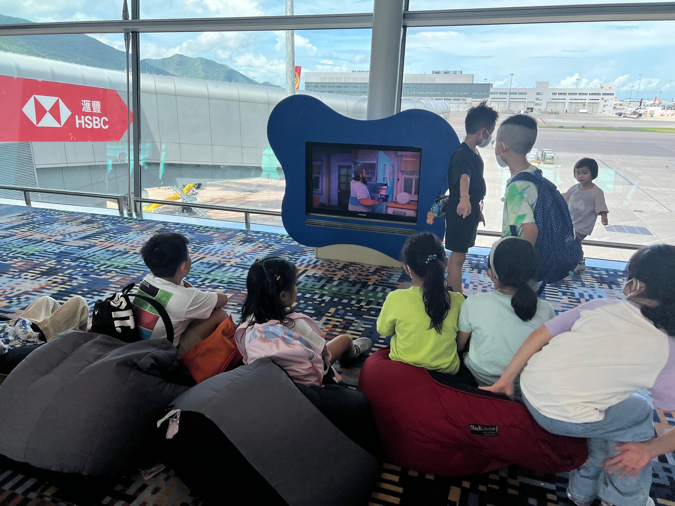 機場禁區內不同角落均設電視機,播放不同卡通