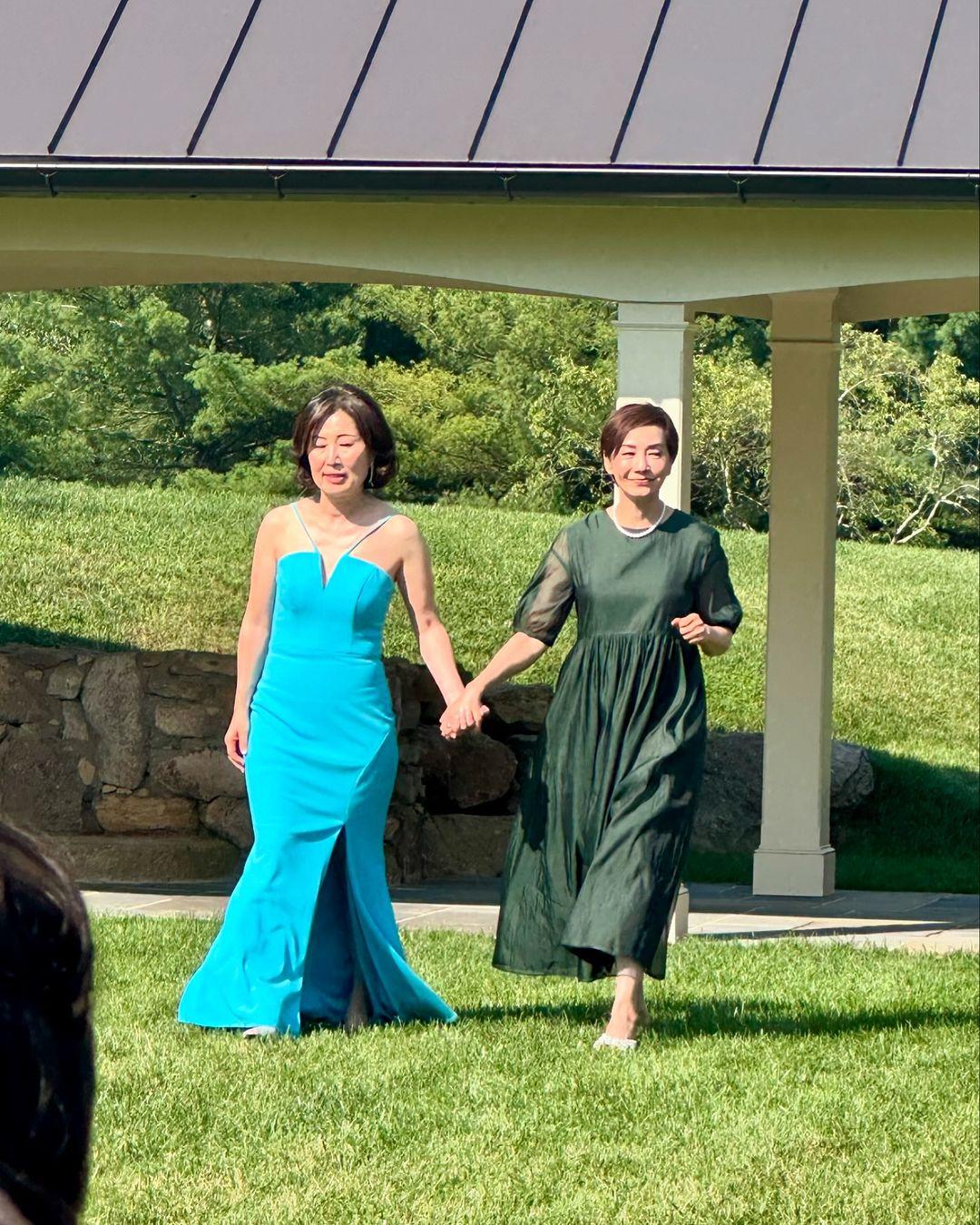 毛舜筠與親家手拖手,非常融洽。