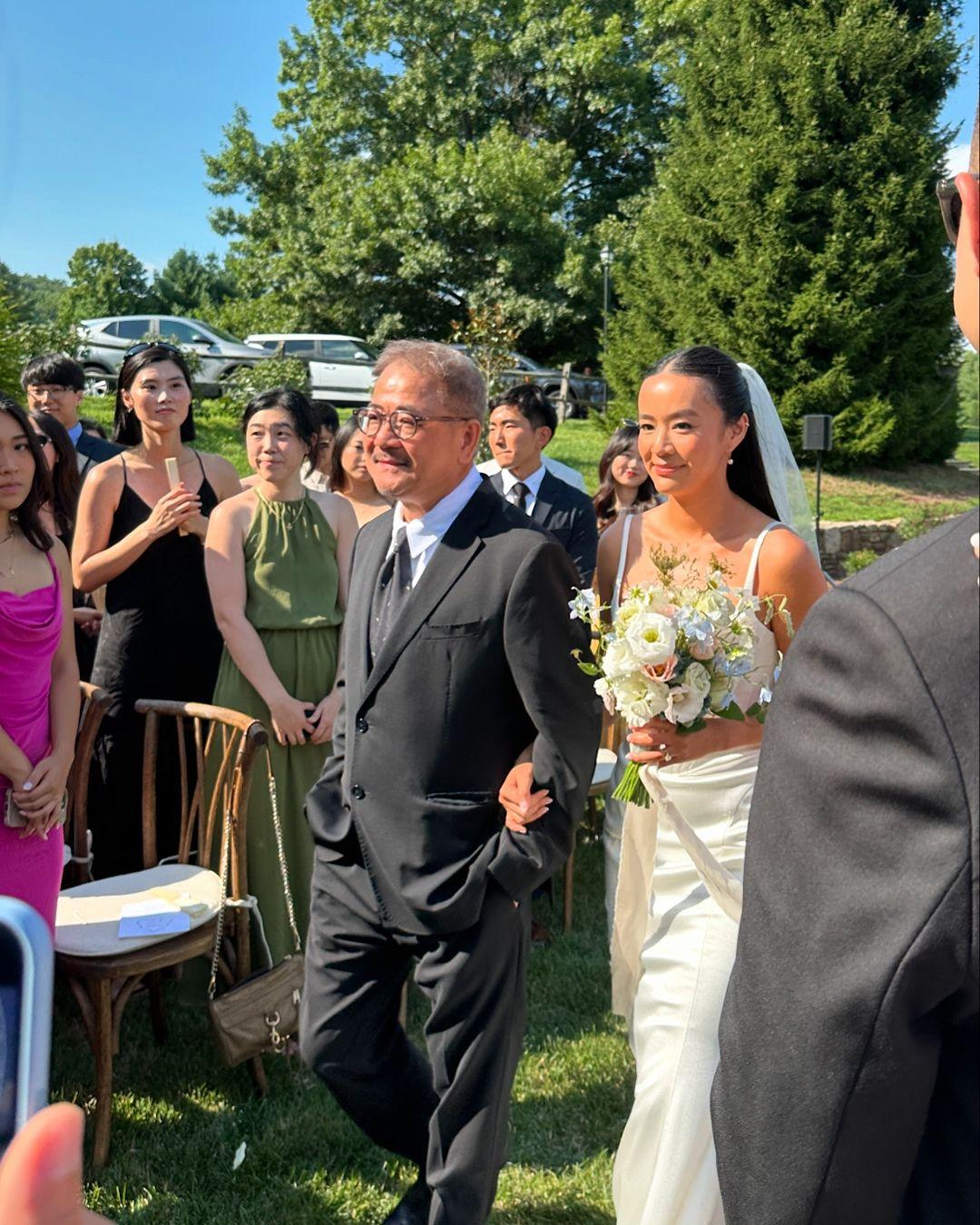 毛舜筠丈夫區丁平在婚禮上,拖著長女區令山。