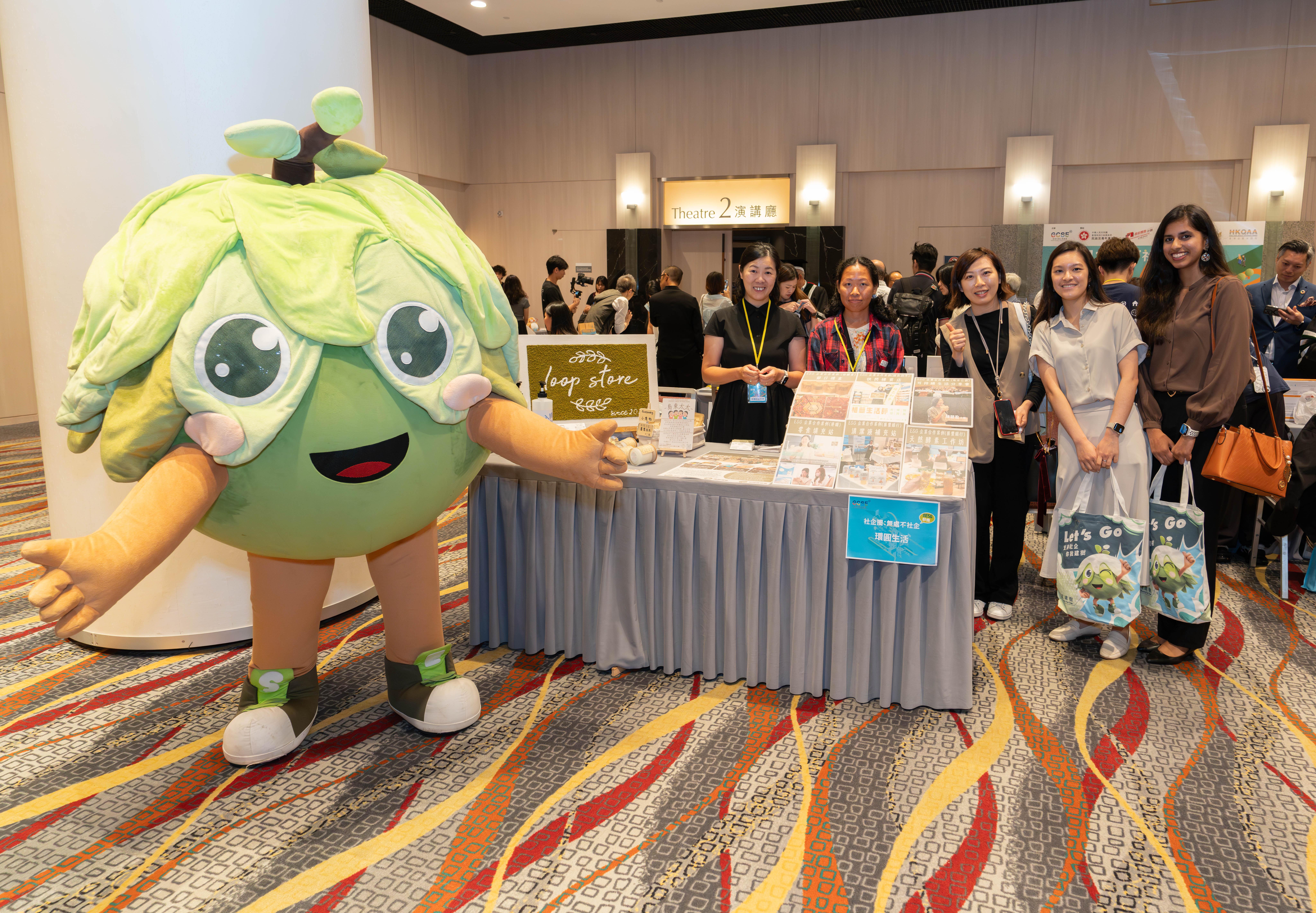 「友建樹」、社企Loop Store負責人及在場人士合照