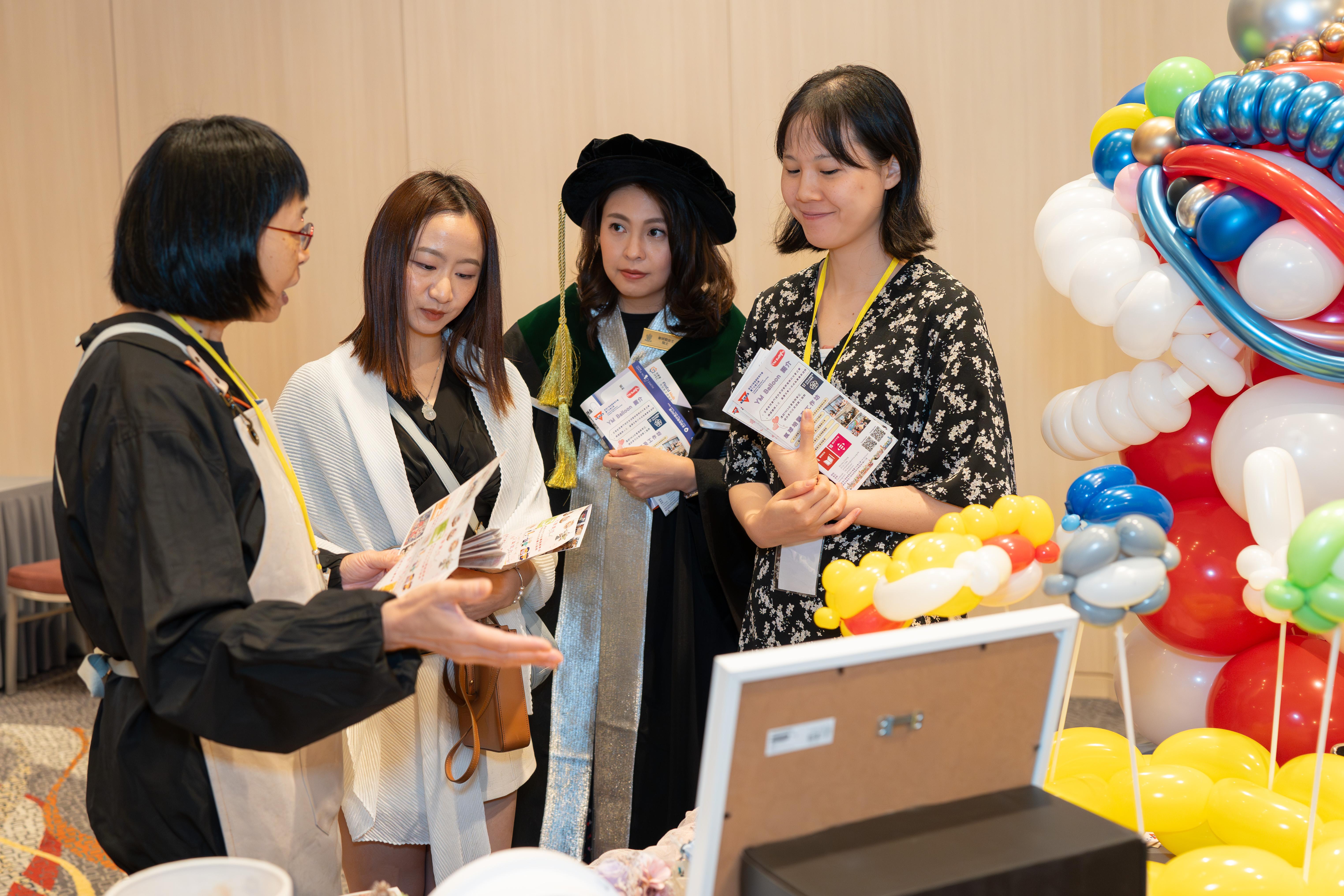 社企積極與在場人士交流,探討商機