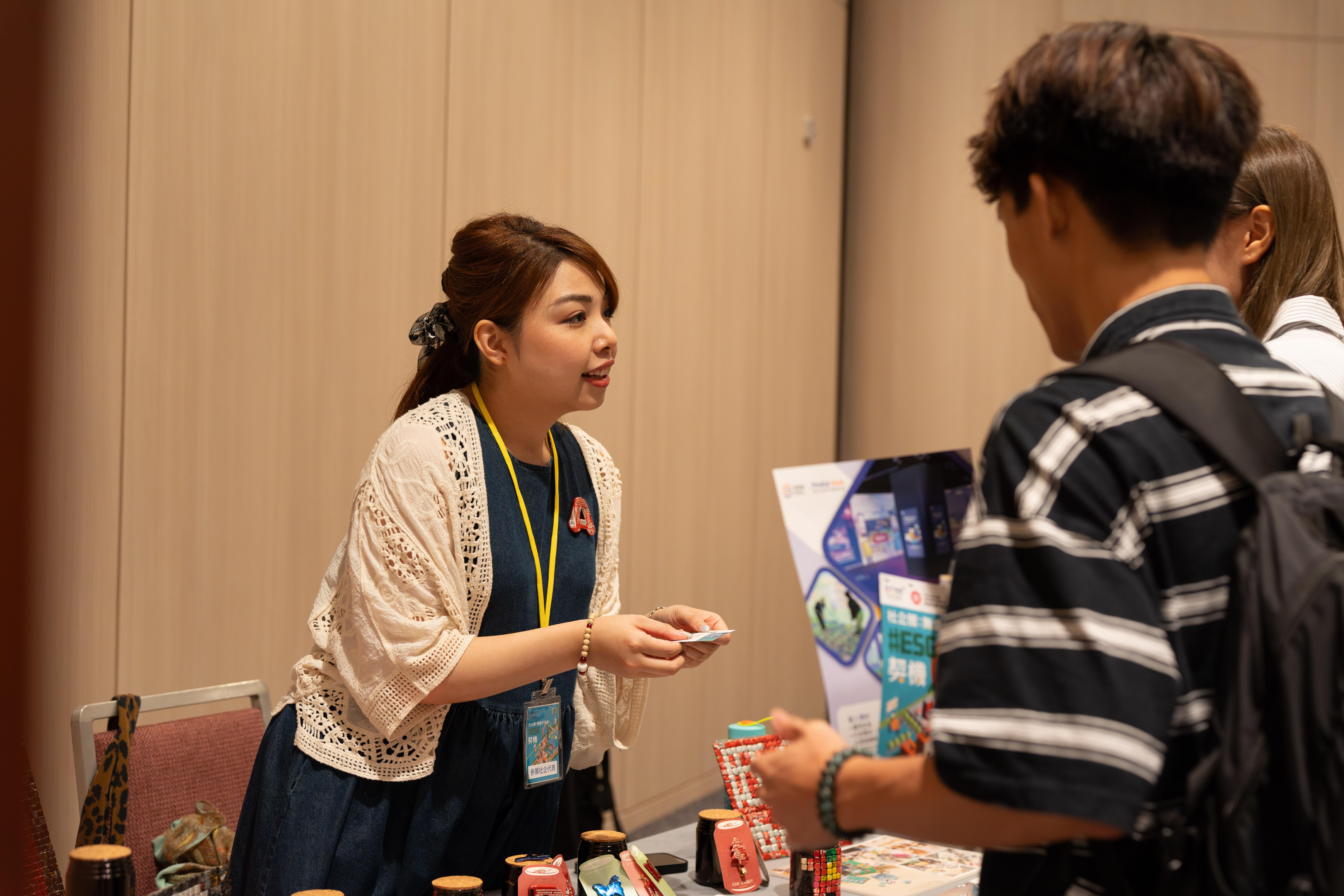 社企積極與在場人士交流,探討商機