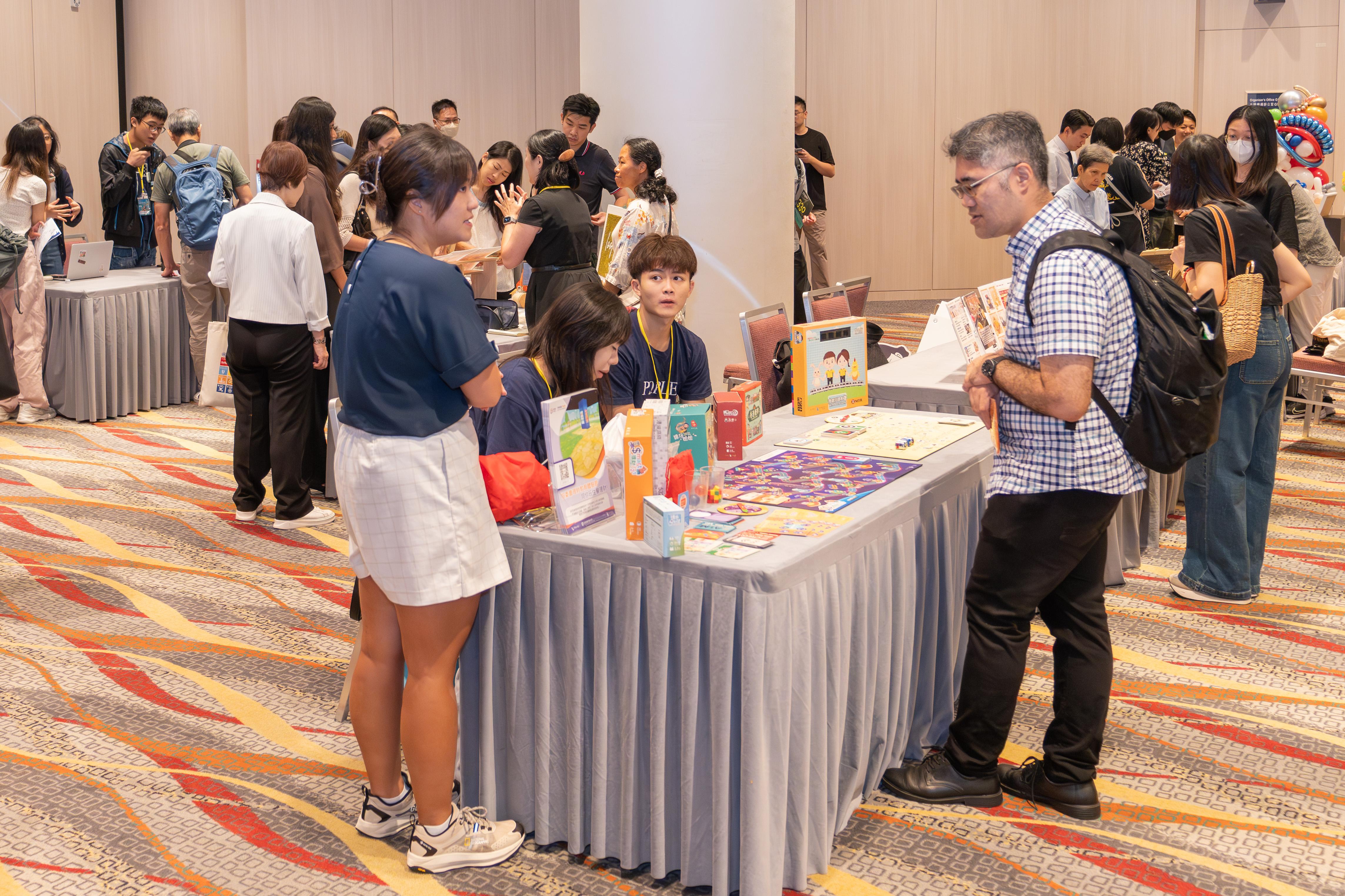 社企積極與在場人士交流,探討商機