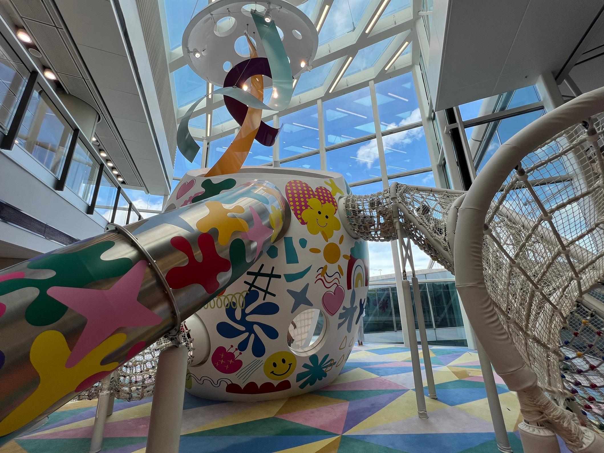 禁區31號閘口附近有一個攀爬架及滑梯,可供小朋友放電