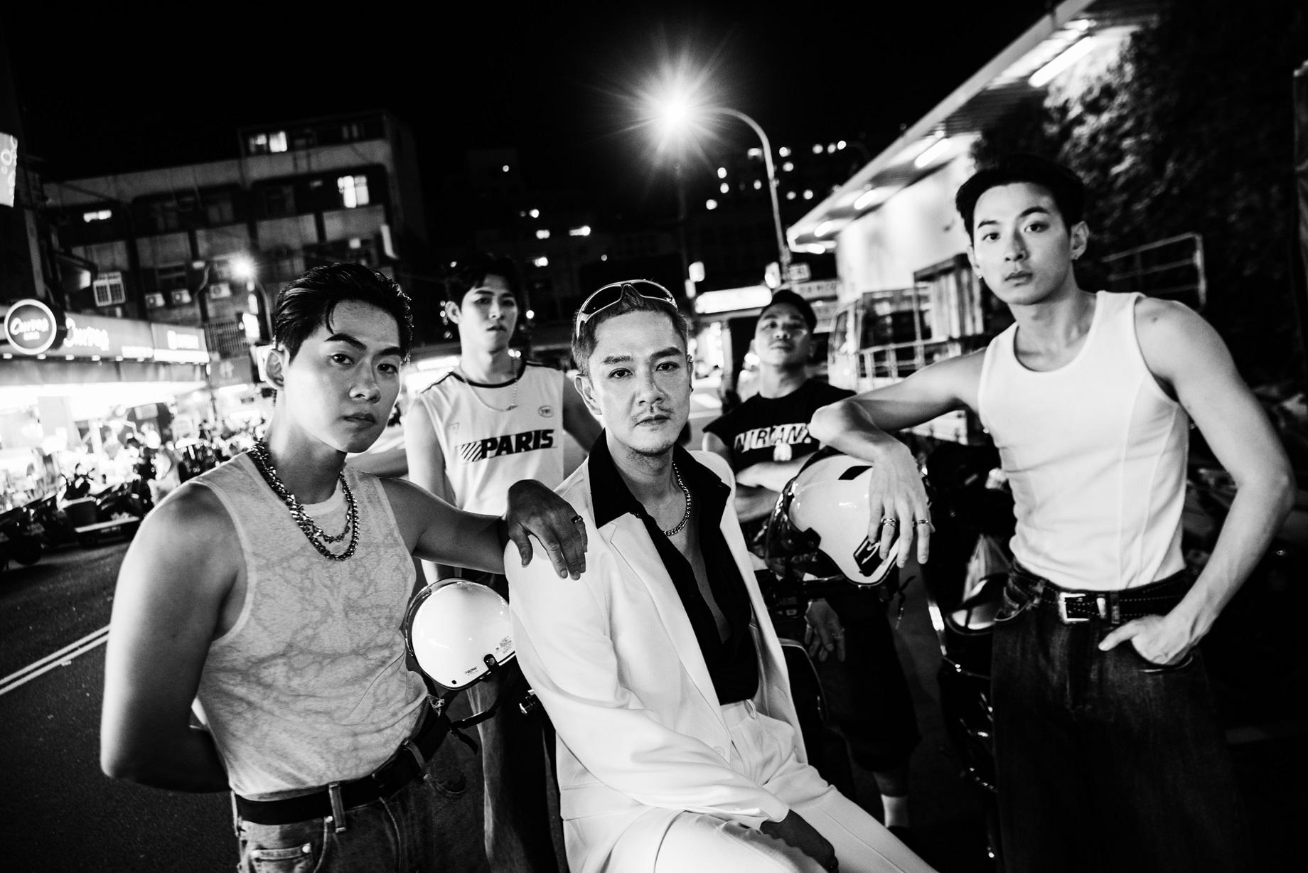 藍奕邦變身風流妖冶Sugar Daddy,與台北四小鮮肉拍MV。