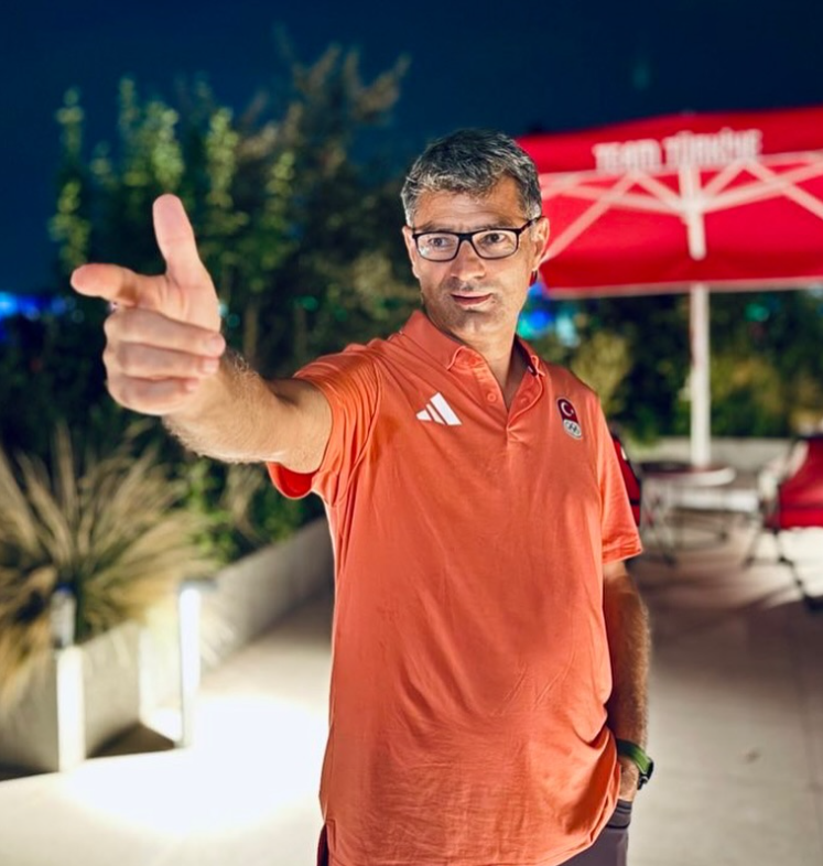 51歲土耳其選手迪凱奇(Yusuf Dikec)在沒有輔助眼鏡、護耳等裝備下,以單手插褲袋姿勢「氣定神閒」出戰混雙10米氣手槍比賽奪銀。(網上圖片)