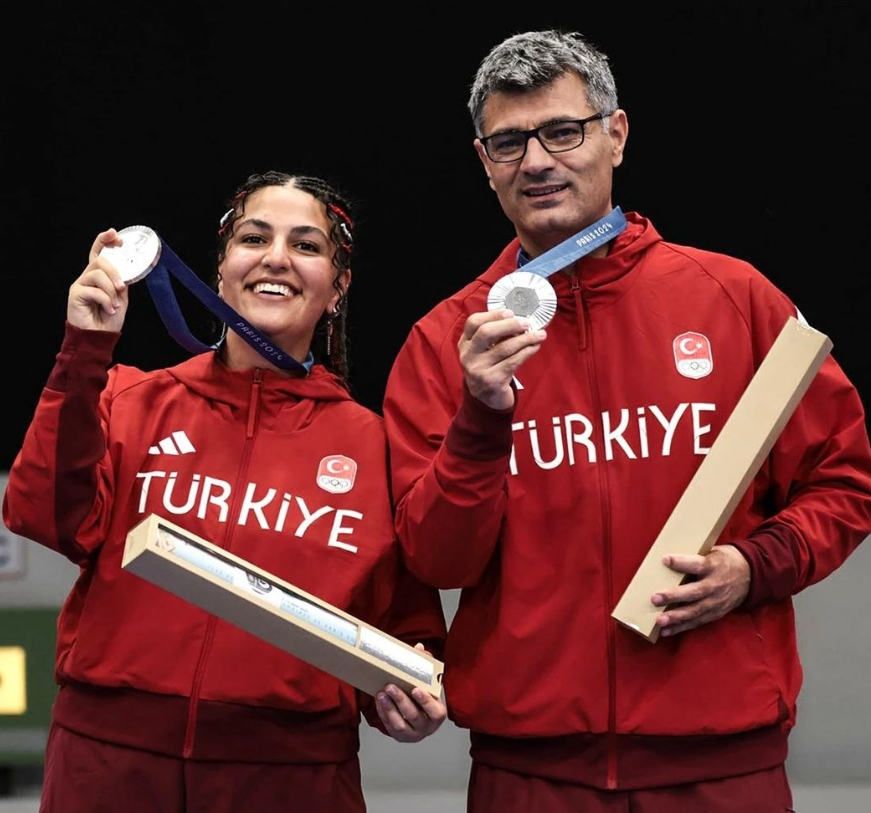 51歲土耳其選手迪凱奇(Yusuf Dikec)在沒有輔助眼鏡、護耳等裝備下,以單手插褲袋姿勢「氣定神閒」出戰混雙10米氣手槍比賽奪銀。(網上圖片)