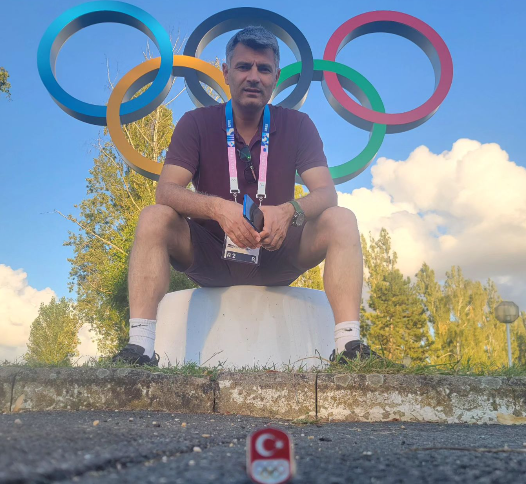 51歲土耳其選手迪凱奇(Yusuf Dikec)在沒有輔助眼鏡、護耳等裝備下,以單手插褲袋姿勢「氣定神閒」出戰混雙10米氣手槍比賽奪銀。(網上圖片)