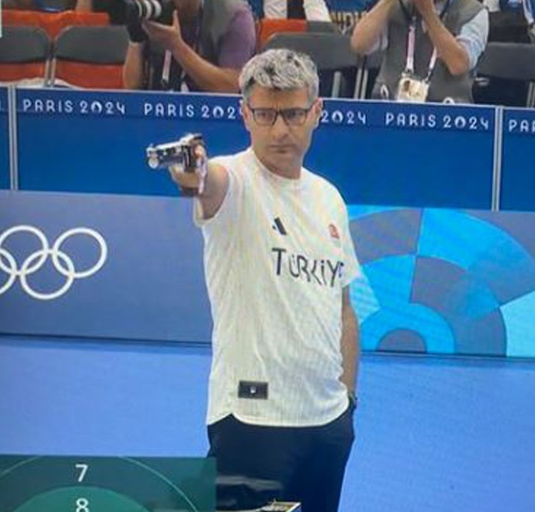 51歲土耳其選手迪凱奇(Yusuf Dikec)在沒有輔助眼鏡、護耳等裝備下,以單手插褲袋姿勢「氣定神閒」出戰混雙10米氣手槍比賽奪銀。(影片截圖)