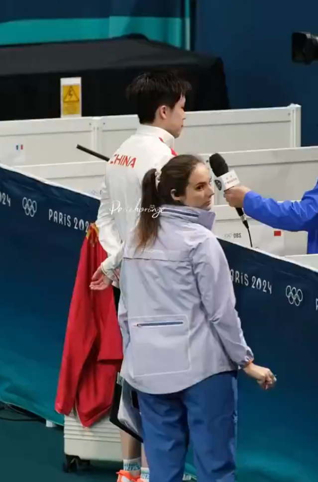 王楚欽出局後接受內媒訪問,離開訪問區時被一名持相機的女攝影記者迎面而至撞倒,對方未有表歉意繼續向前走,王楚欽流露一臉不滿表情,但未有「爆發」無奈離開。(影片截圖)