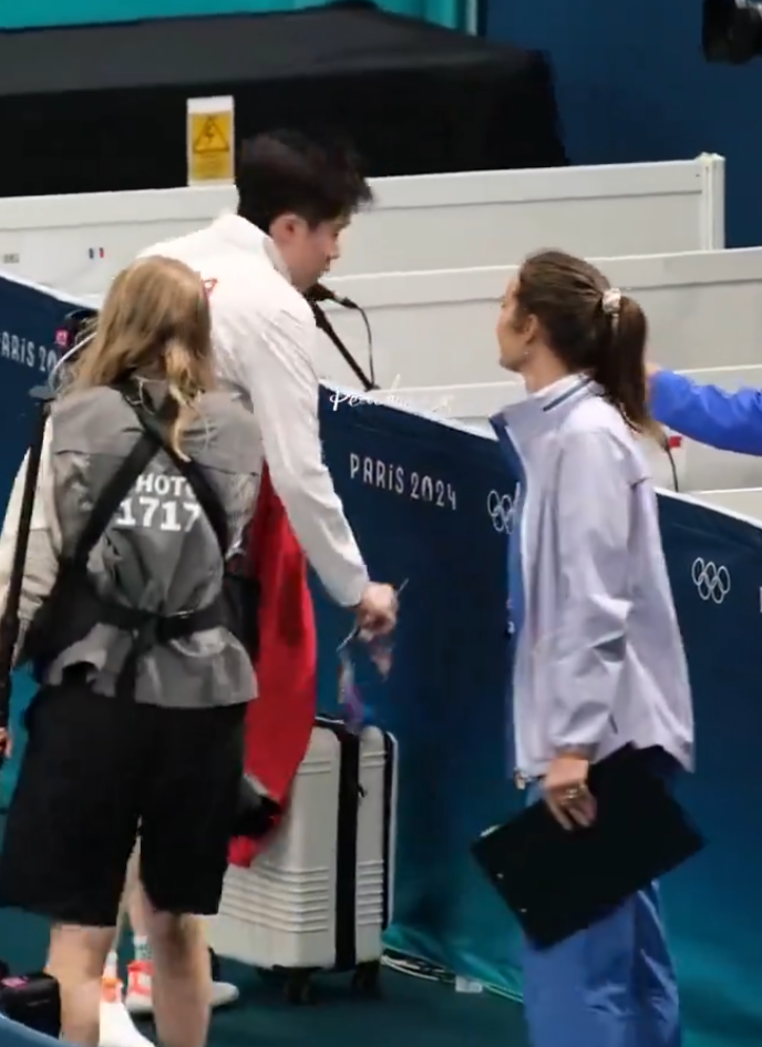 王楚欽出局後接受內媒訪問,離開訪問區時被一名持相機的女攝影記者迎面而至撞倒,對方未有表歉意繼續向前走,王楚欽流露一臉不滿表情,但未有「爆發」無奈離開。(影片截圖)