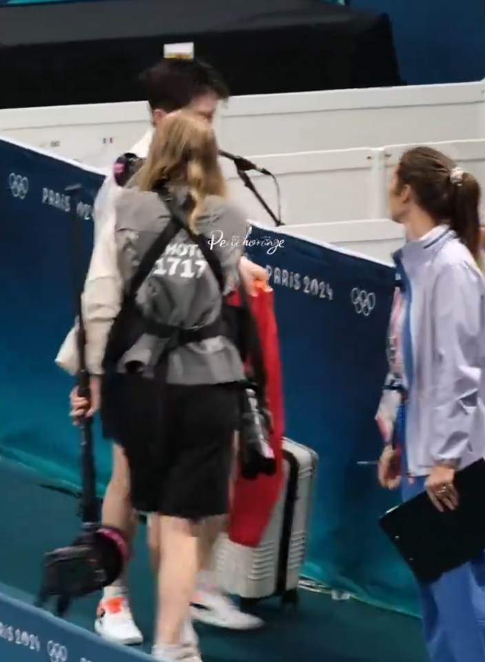 王楚欽出局後接受內媒訪問,離開訪問區時被一名持相機的女攝影記者迎面而至撞倒,對方未有表歉意繼續向前走,王楚欽流露一臉不滿表情,但未有「爆發」無奈離開。(影片截圖)