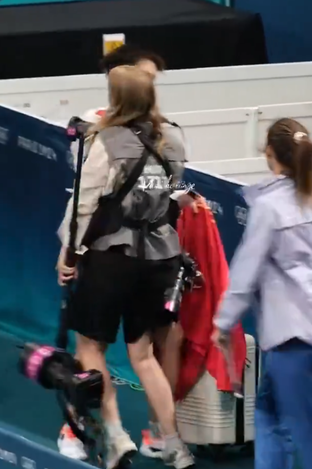 王楚欽出局後接受內媒訪問,離開訪問區時被一名持相機的女攝影記者迎面而至撞倒,對方未有表歉意繼續向前走,王楚欽流露一臉不滿表情,但未有「爆發」無奈離開。(影片截圖)