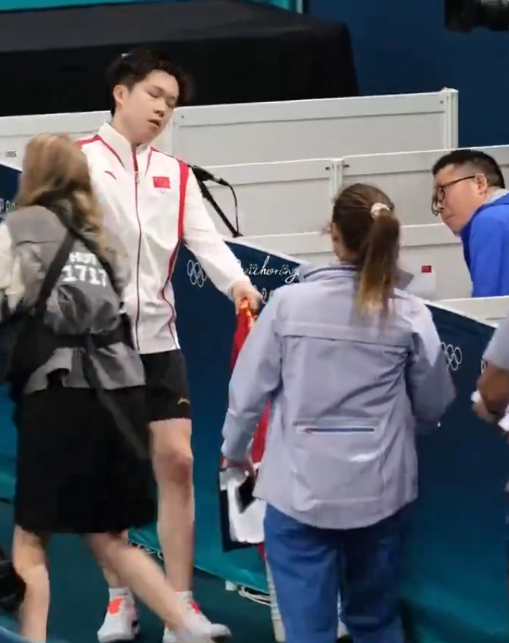 王楚欽出局後接受內媒訪問,離開訪問區時被一名持相機的女攝影記者迎面而至撞倒,對方未有表歉意繼續向前走,王楚欽流露一臉不滿表情,但未有「爆發」無奈離開。(影片截圖)