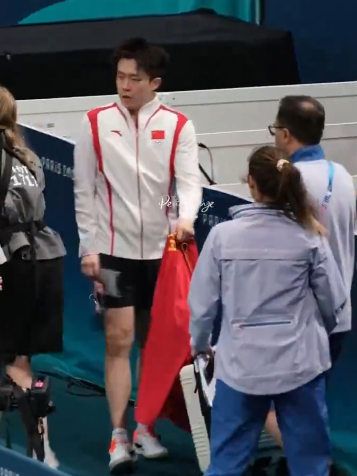 王楚欽出局後接受內媒訪問,離開訪問區時被一名持相機的女攝影記者迎面而至撞倒,對方未有表歉意繼續向前走,王楚欽流露一臉不滿表情,但未有「爆發」無奈離開。(影片截圖)