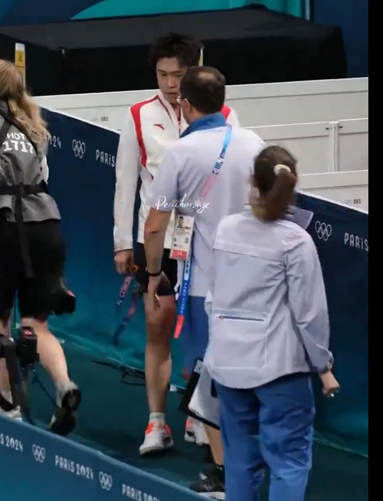 王楚欽出局後接受內媒訪問,離開訪問區時被一名持相機的女攝影記者迎面而至撞倒,對方未有表歉意繼續向前走,王楚欽流露一臉不滿表情,但未有「爆發」無奈離開。(影片截圖)