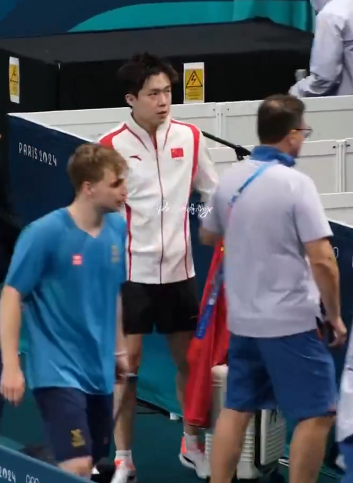 王楚欽出局後接受內媒訪問,離開訪問區時被一名持相機的女攝影記者迎面而至撞倒,對方未有表歉意繼續向前走,王楚欽流露一臉不滿表情,但未有「爆發」無奈離開。(影片截圖)