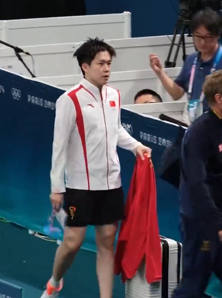 王楚欽出局後接受內媒訪問,離開訪問區時被一名持相機的女攝影記者迎面而至撞倒,對方未有表歉意繼續向前走,王楚欽流露一臉不滿表情,但未有「爆發」無奈離開。(影片截圖)