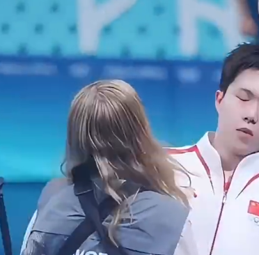 王楚欽出局後接受內媒訪問,離開訪問區時被一名持相機的女攝影記者迎面而至撞倒,對方未有表歉意繼續向前走,王楚欽流露一臉不滿表情,但未有「爆發」無奈離開。(影片截圖)