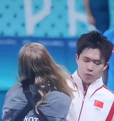 王楚欽出局後接受內媒訪問,離開訪問區時被一名持相機的女攝影記者迎面而至撞倒,對方未有表歉意繼續向前走,王楚欽流露一臉不滿表情,但未有「爆發」無奈離開。(影片截圖)