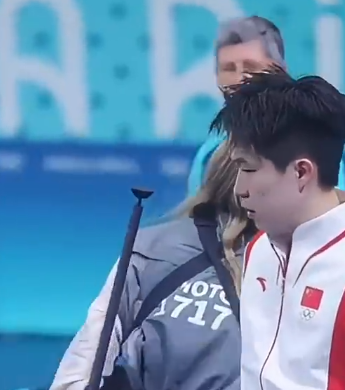 王楚欽出局後接受內媒訪問,離開訪問區時被一名持相機的女攝影記者迎面而至撞倒,對方未有表歉意繼續向前走,王楚欽流露一臉不滿表情,但未有「爆發」無奈離開。(影片截圖)