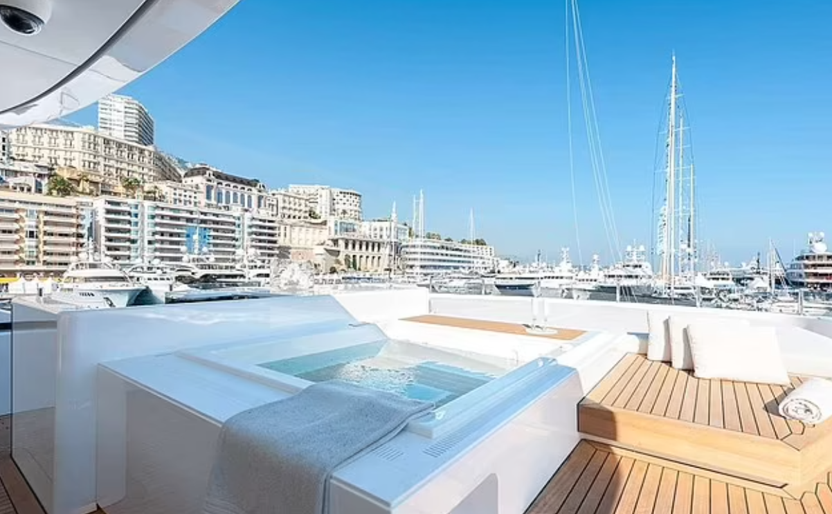 超級遊艇「Ethos」號甲板上有按摩浴缸。(互聯網)
