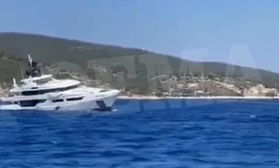 超級遊艇入水後傾斜。(互聯網)