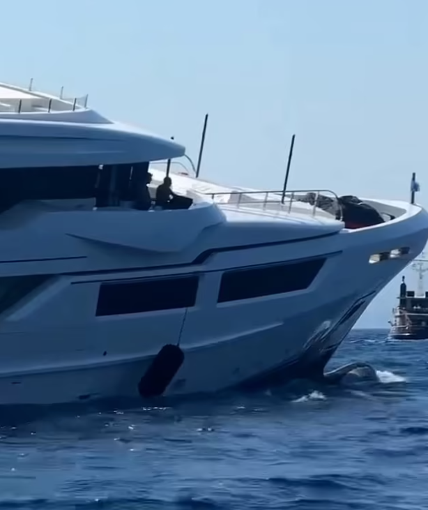 超級遊艇入水後傾斜。(互聯網)