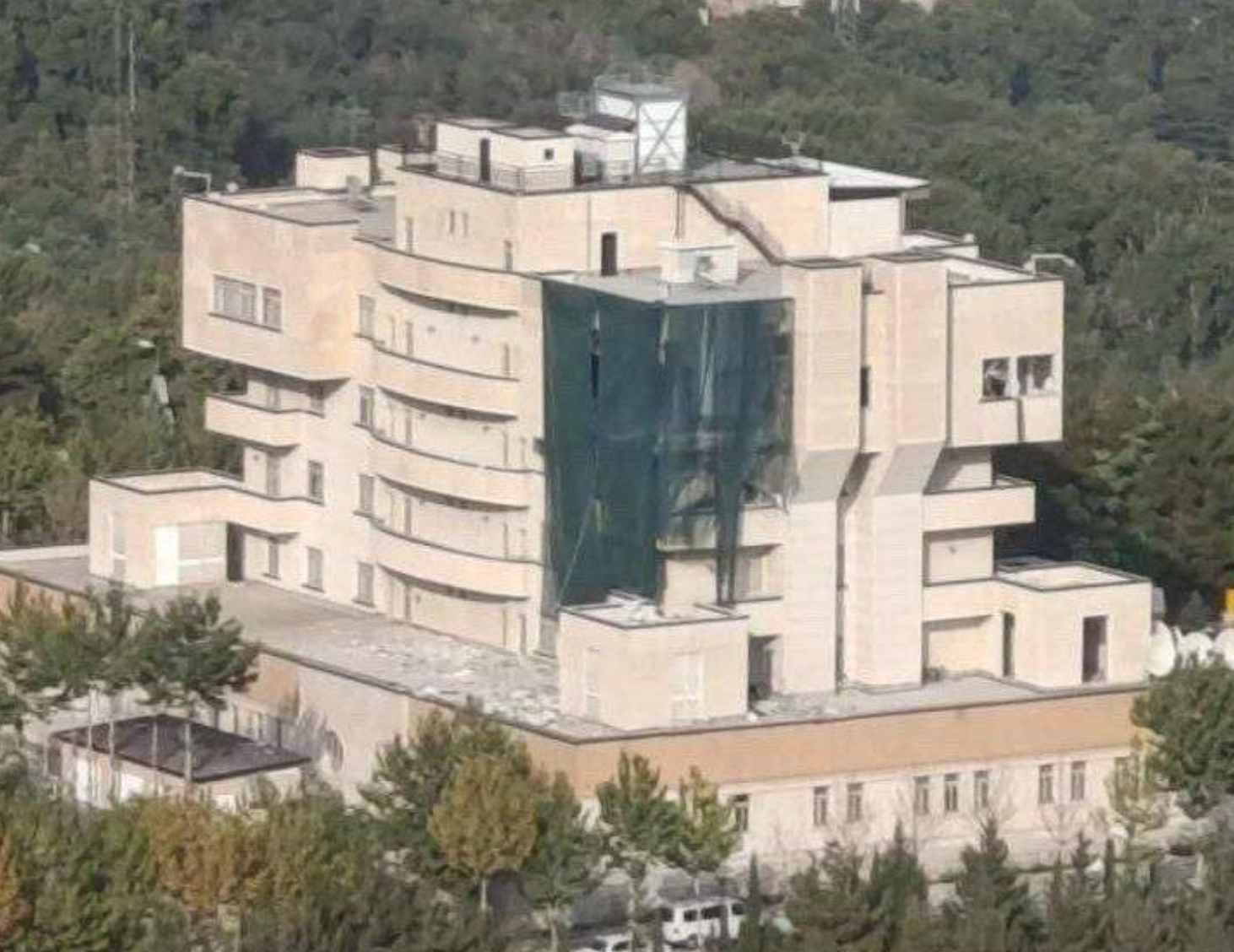 在Telegram上和伊朗官員中流傳的照片顯示,一棟位於德黑蘭北部的建築物遭到破壞(《紐約時報》)