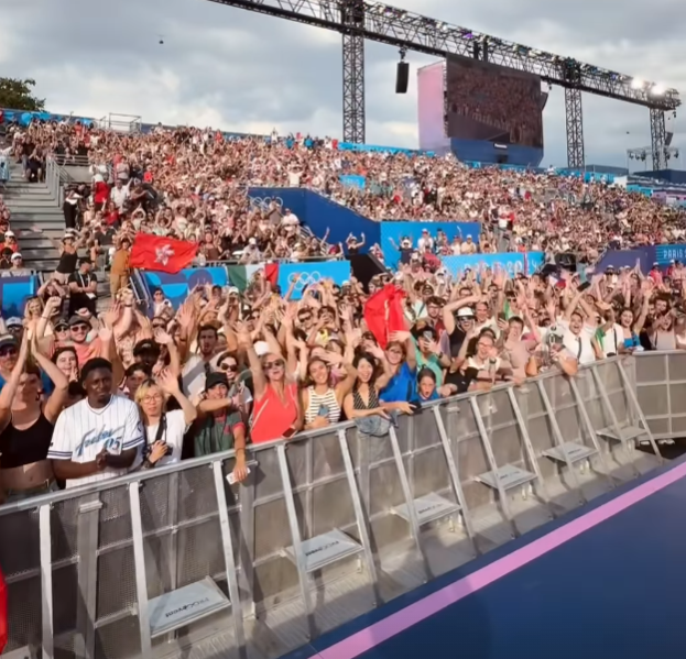 何詩蓓來到位於巴黎艾菲爾鐵塔下的「冠軍公園」,與來自世界各地的遊客分享贏牌喜悅。(何詩蓓ig)