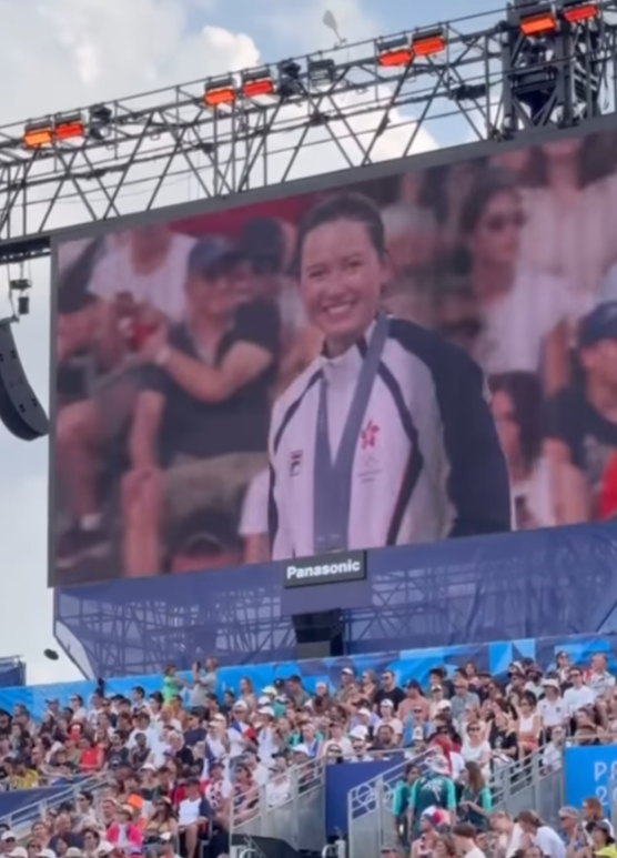 何詩蓓來到位於巴黎艾菲爾鐵塔下的「冠軍公園」,與來自世界各地的遊客分享贏牌喜悅。(何詩蓓ig)