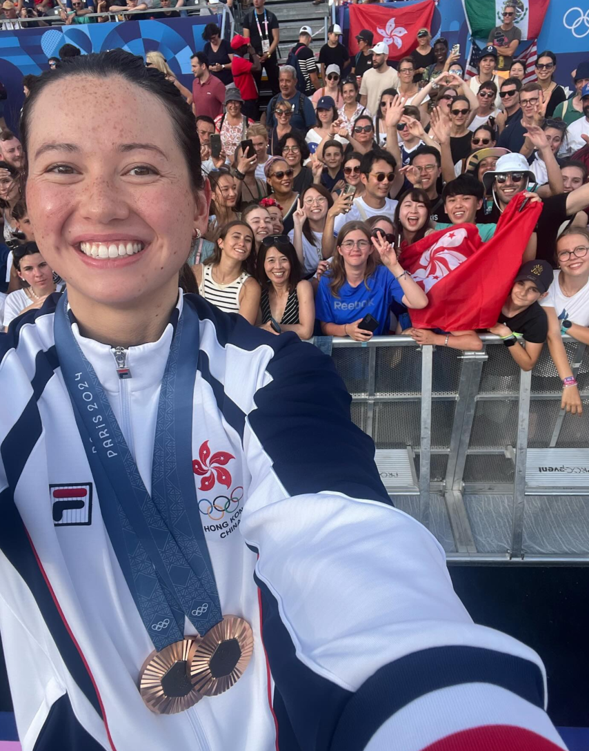 大批香港人特意到場與何詩蓓自拍。(Threads@akiakiakikiii)