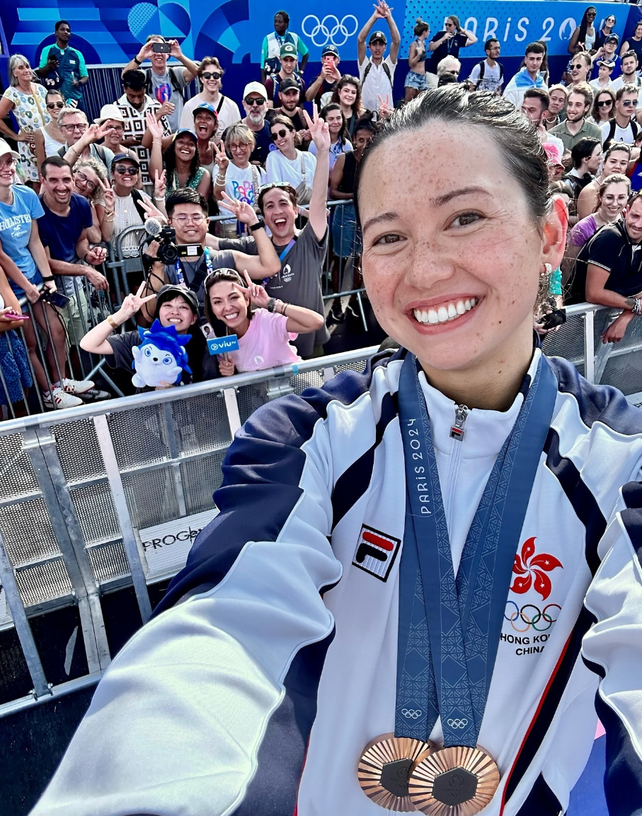 何詩蓓與香港傳媒自拍。(ViuTV圖片)