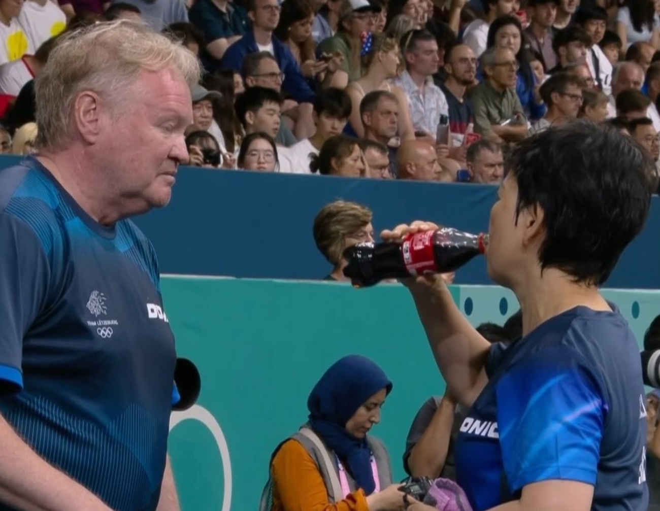 倪夏蓮於休息期間飲可口可樂補充體能,被網民笑指「奧運歷史上比賽飲可樂第一人」。