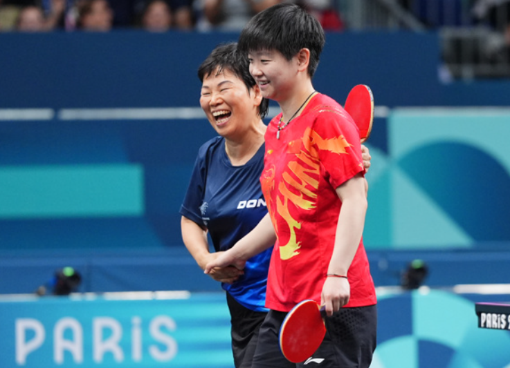 倪夏蓮在女單32強「嫲孫戰」以局數0:4不敵中國「世界第一」孫穎莎,但全程笑住打比賽贏得全場掌聲,