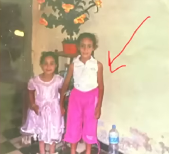 阿爾及利亞女拳手的童年照證非「跨性別」。(影片截圖)