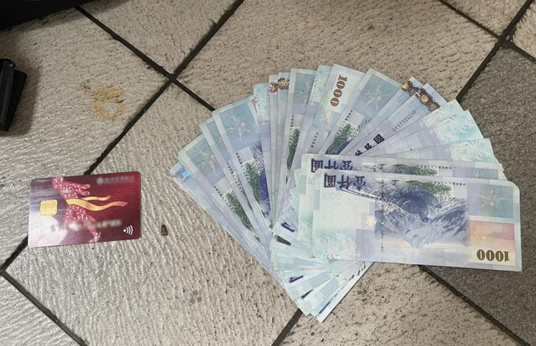 現場繳獲提款卡、現金等證物。(台中市警察局第三分局)