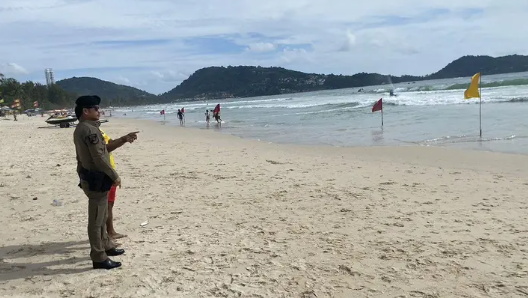 泰國傳媒報道,布吉島芭東海灘(Patong Beach)周三(7月31日)有一名52歲中國籍香港男遊客遇溺,送院搶救後不治。(網上圖片)