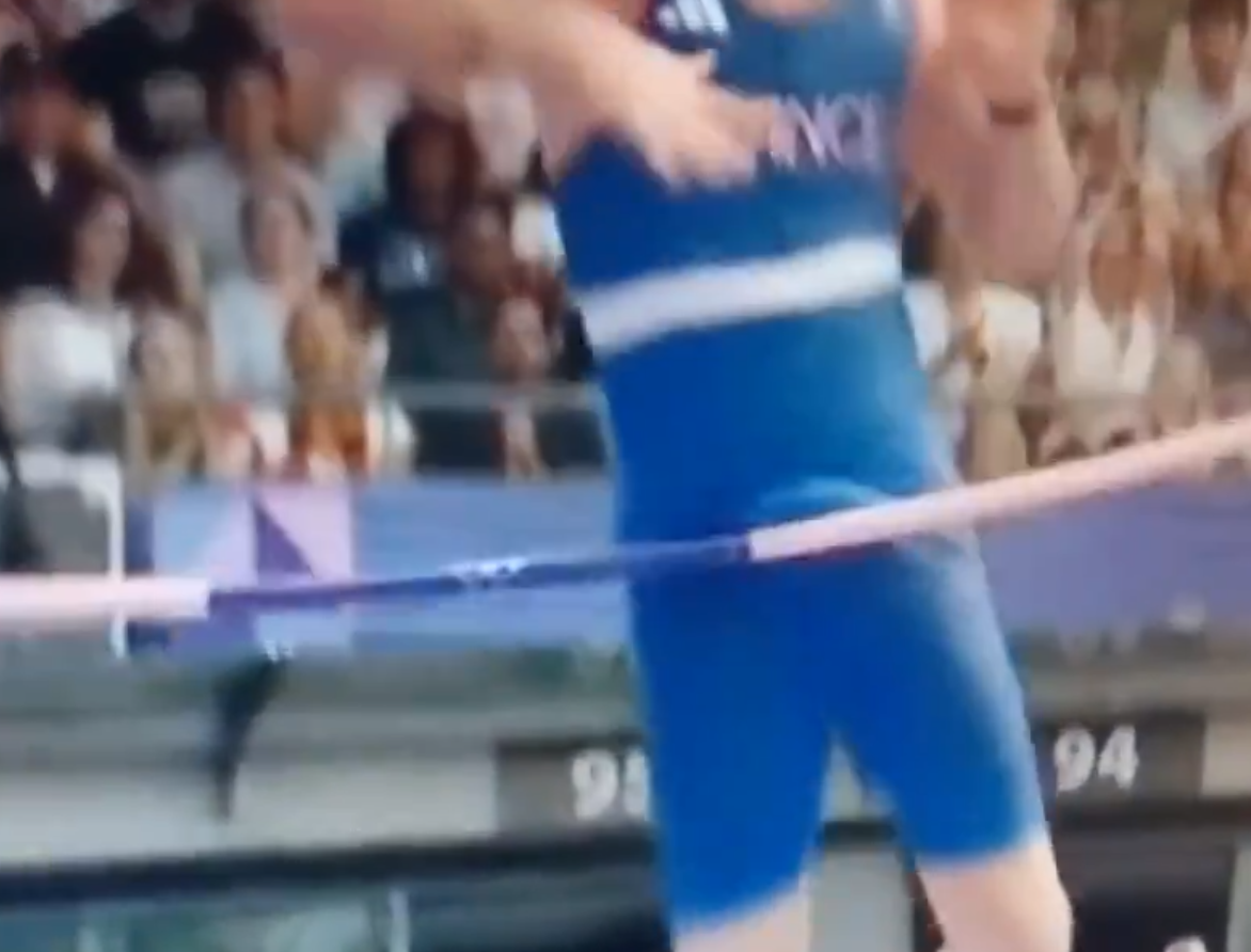 法國的撐桿跳選手艾米拉迪下身碰到橫桿。(影片截圖)