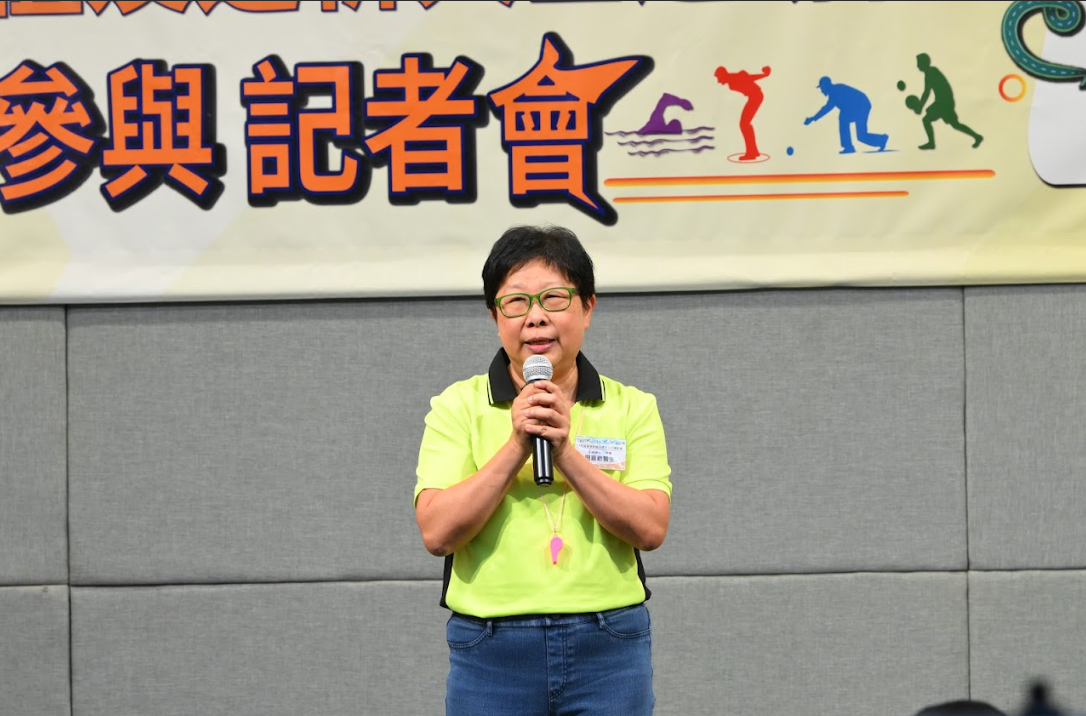 香港移植運動協會創會榮譽會長周嘉歡在記者會上報告運動會報名及訓練情況。