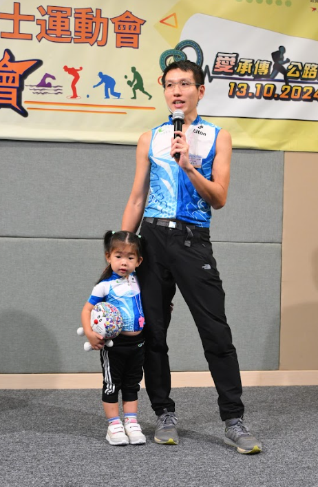 香港移植運動協會大使吳俊霆介紹運動會首設的「愛承傳」公路賽。