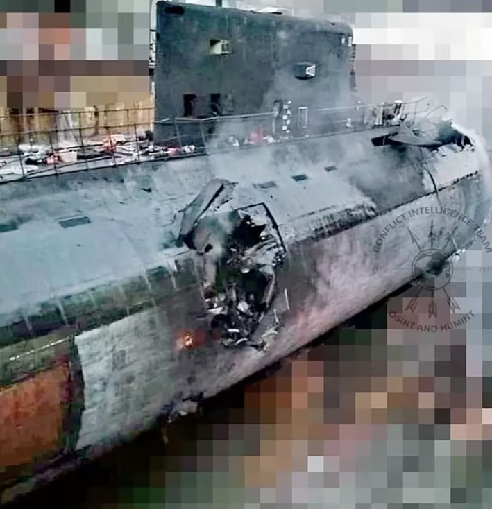 英媒指俄羅斯潛艇Rostov-on-Don號去年曾被烏軍炸中,炸出一個大洞(圖),最近才修理好但又再被炸。(互聯網)
