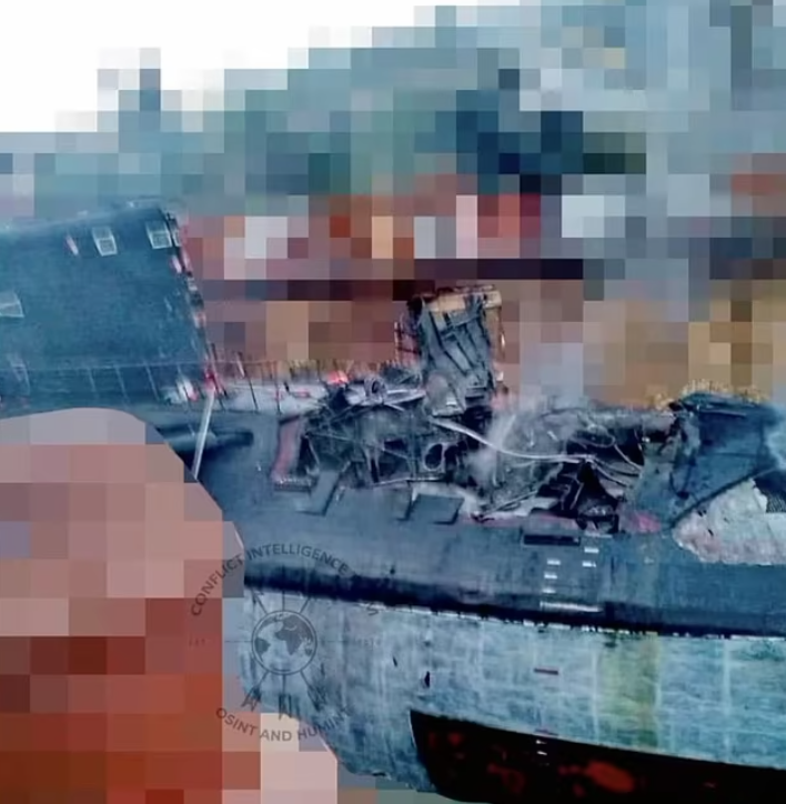英媒指俄羅斯潛艇Rostov-on-Don號去年曾被烏軍炸中,炸出一個大洞(圖),最近才修理好但又再被炸。(互聯網)