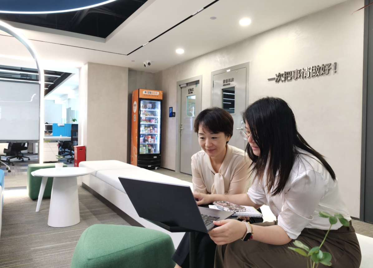 Scarlett(右)於煤氣公司內地再新能源業務的研究院工作,了解內地的職場文化。