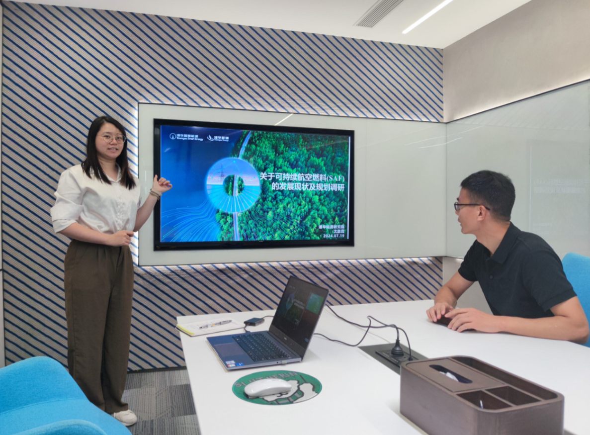 Scarlett(左)實習期間主要負責研究開發新能源,如SAF的調研,並會向同事及主管簡報工作進度。