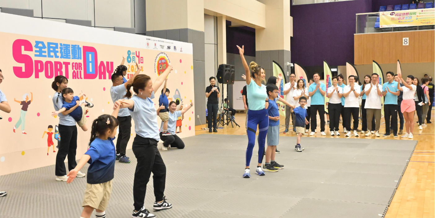 康文署舉辦全民運動日,特首李家超與多名官司身體力行一同參與。