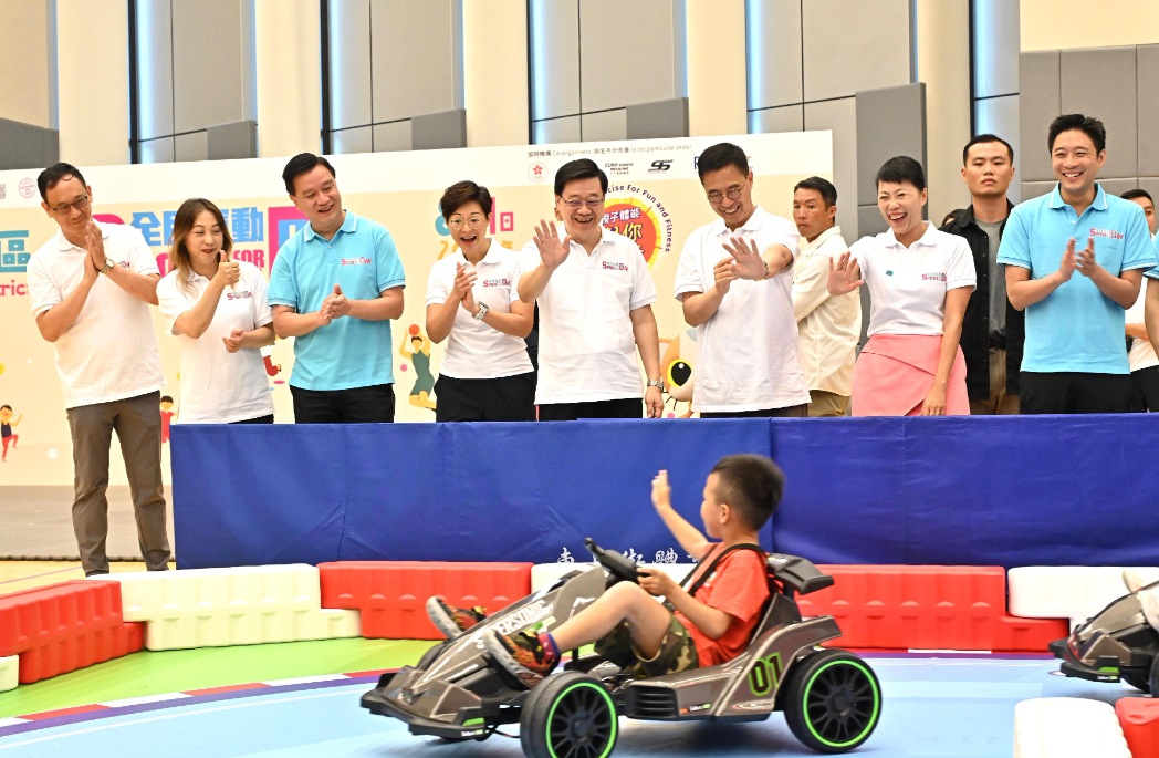 康文署舉辦全民運動日,特首李家超與多名官司身體力行一同參與。